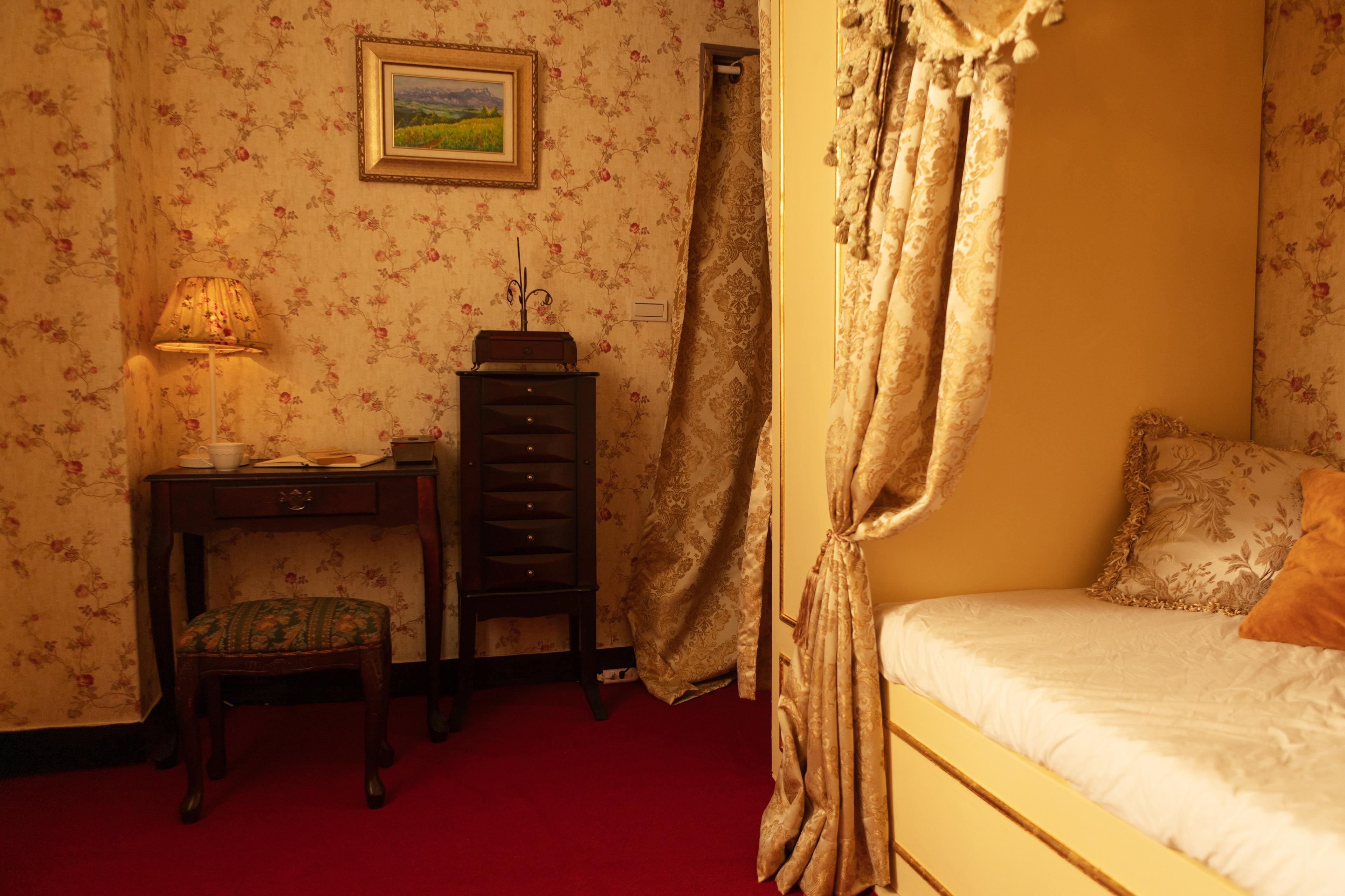 Bedroom thumbnail 11