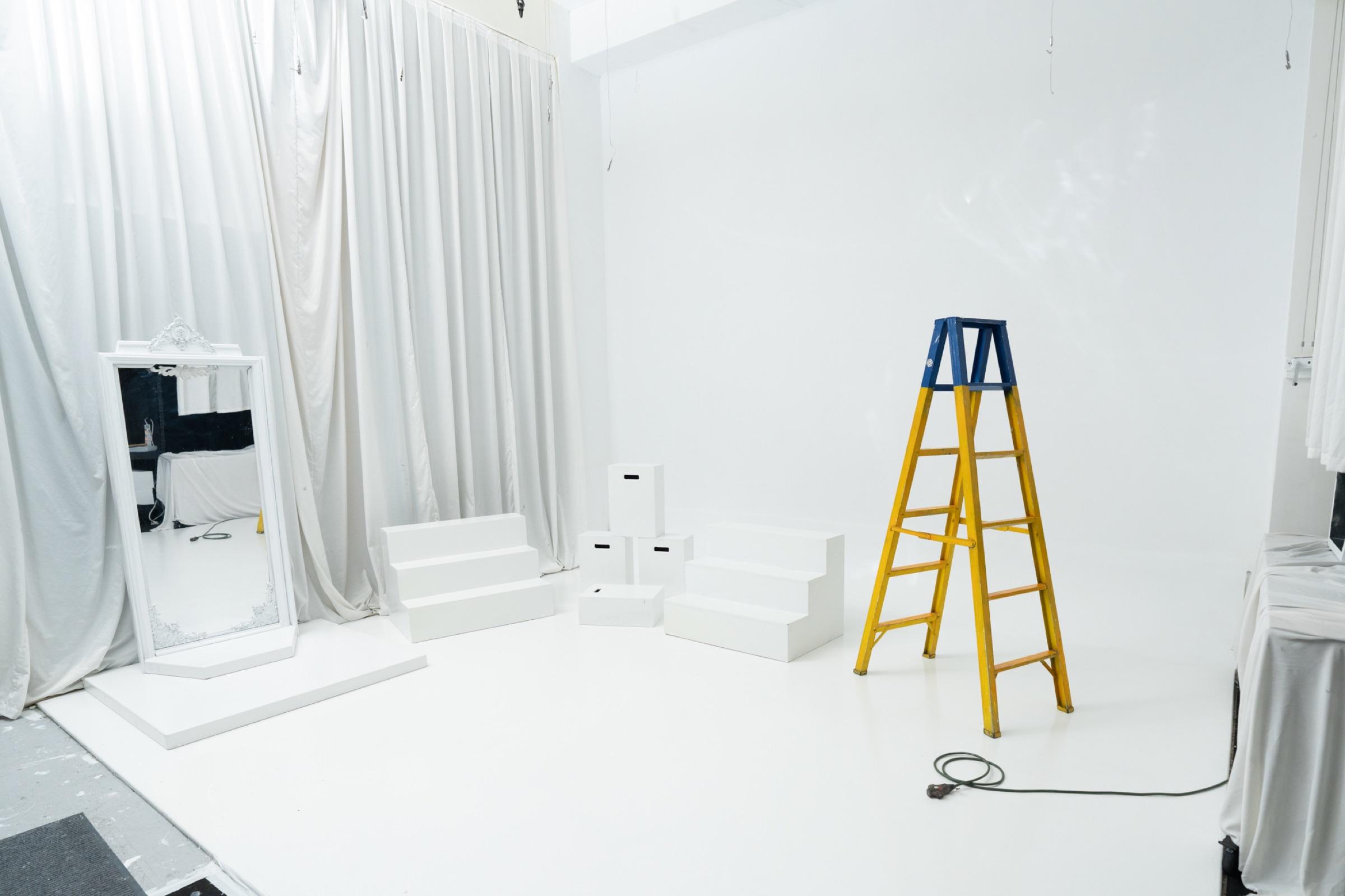 Creative White Room thumbnail 3