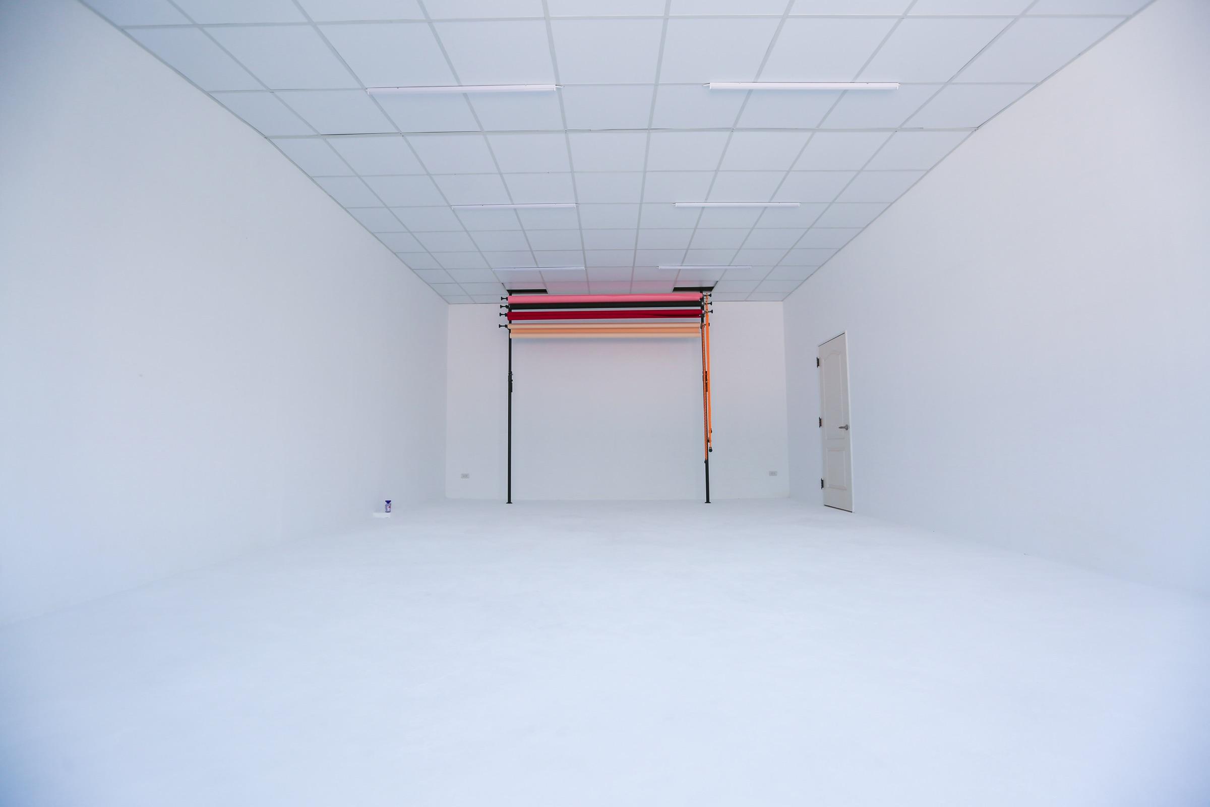 White Seamless Room thumbnail 4