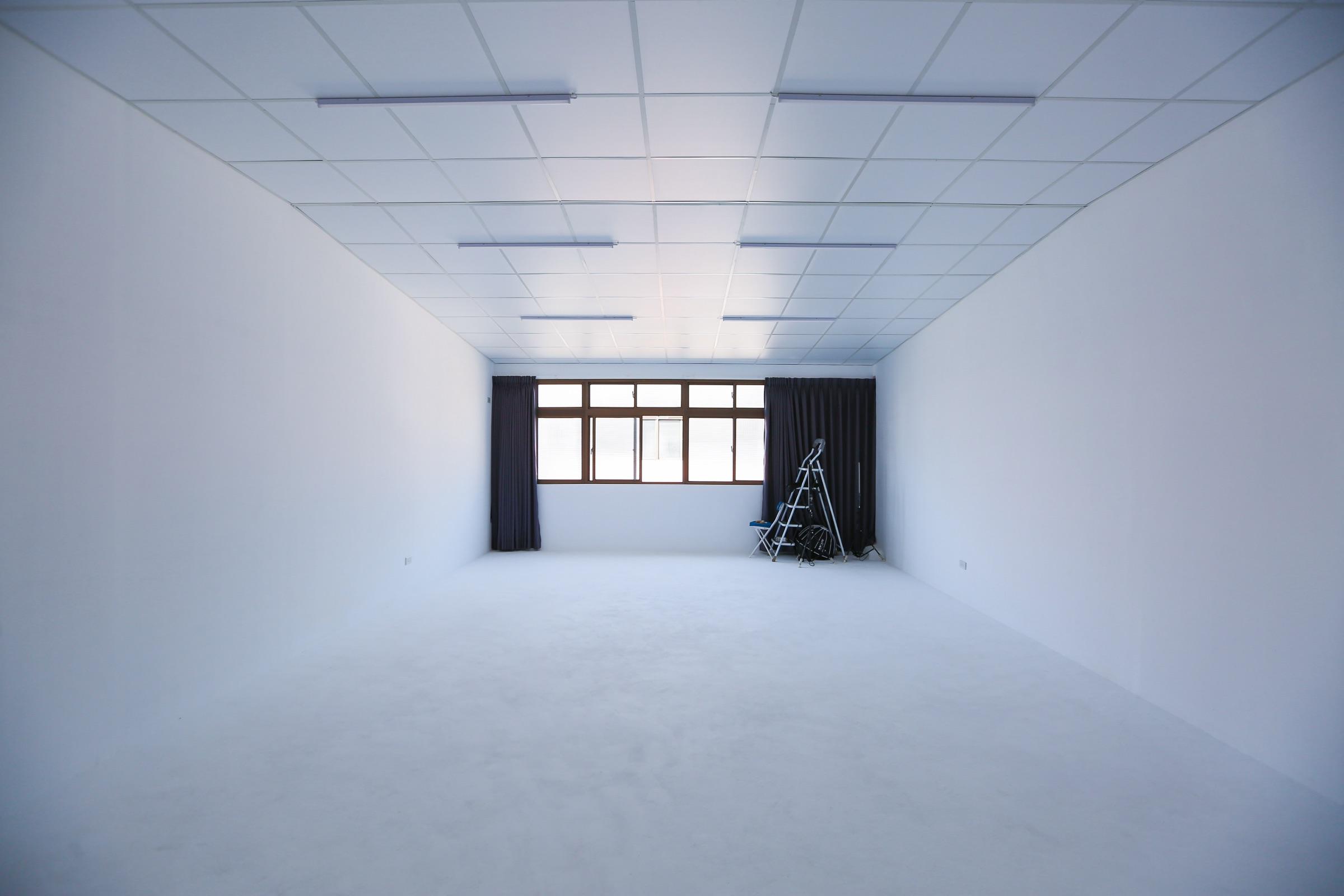 White Seamless Room thumbnail 5