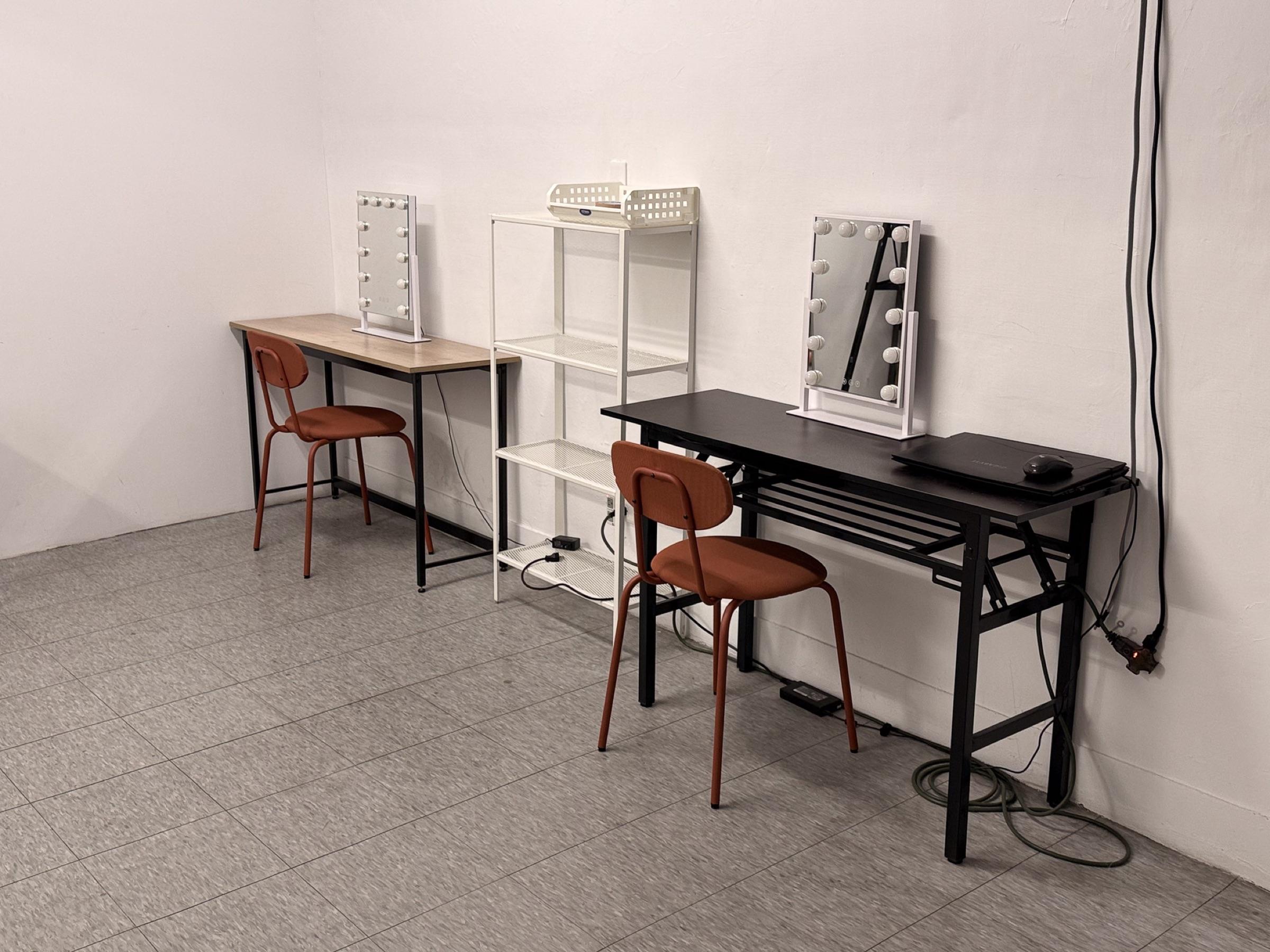 Studio with Seamless Paper thumbnail 3